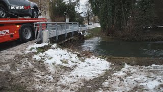 Auto nach Verkehrsunfall in Marchtrenk im Welser Mühlbach gelandet [upl. by Diao]