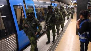 Livgardet åker tunnelbana  Swedish Life Guards on metro exercise [upl. by Cyrilla822]