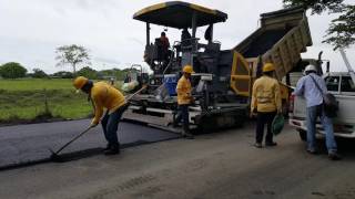 PROCESO CONSTRUCTIVO Y MAQUINARIA PARA APLICAR UNA CARPETA ASFALTICA EN CALIENTE [upl. by Ojoj578]