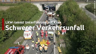 Drei Verletzte LKW kracht mit Kranaufbau gegen Unterführung der Westbahnstrecke bei Marchtrenk [upl. by Etnaud]